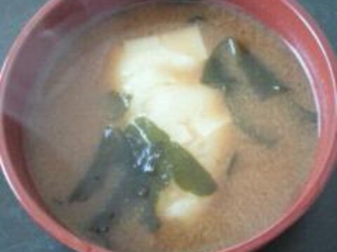 お餅とワカメのお味噌汁